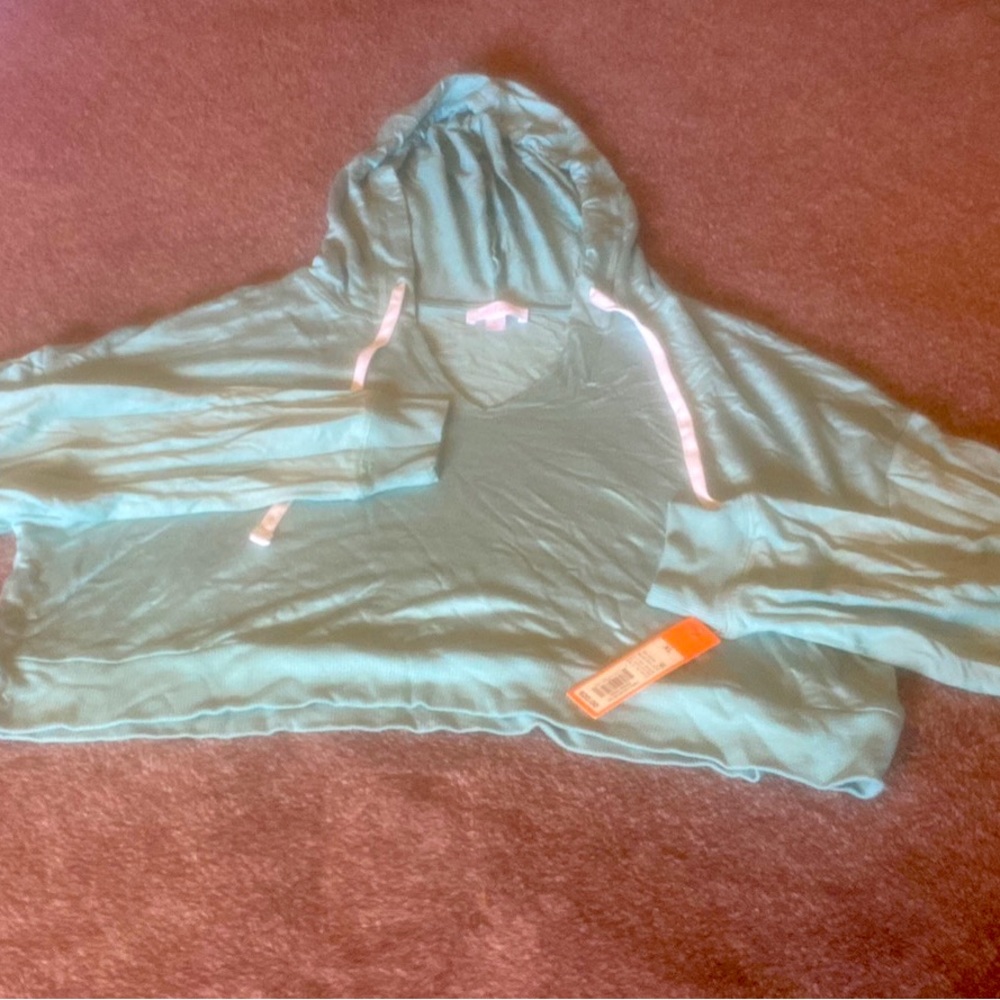 Long sleeve crop top with hoodie. Teal color